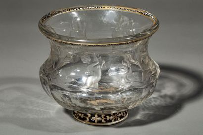 null Émile GALLÉ (1846-1904) - Petit vase en cristal base à cotes, gravé de 6 personnages...
