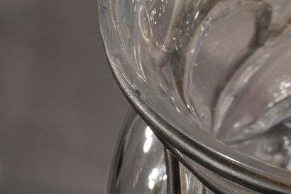 null DAUM - Vase ovoïde en cristal translucide soufflé dans une monture en fer forgépeut...