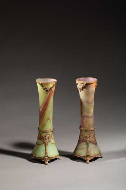 null SEVRES - Epoque 1900 - Paire de vases en verre opacifié marmoréen dans les tons...