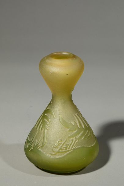 null Emile GALLE ( 1846-1904) - Petit vase à col renflé en verre opacifié vert tendre...