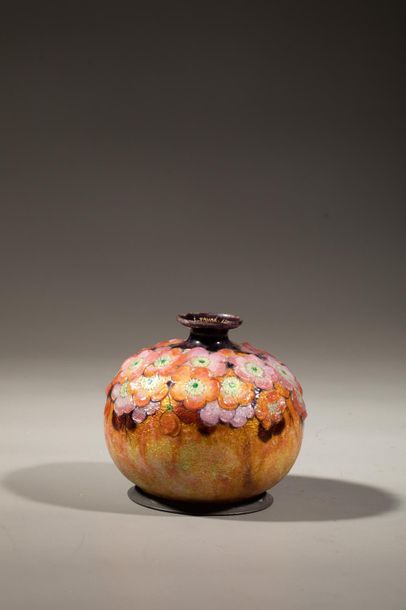 null Camille FAURE (1874-1956) - Petit vase boule en cuivre émaillé polychrome à...