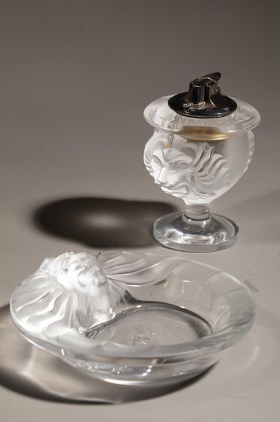 null René LALIQUE (1860-1945) - Cendrier et briquet en cristal moulé transparent...
