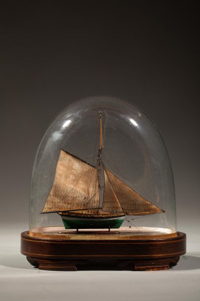 null Maquette de bateau miniature sous cloche en verre - Porte inscription " Amiral...