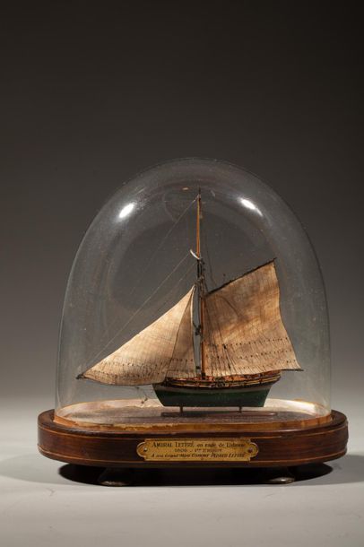 null Maquette de bateau miniature sous cloche en verre - Porte inscription " Amiral...