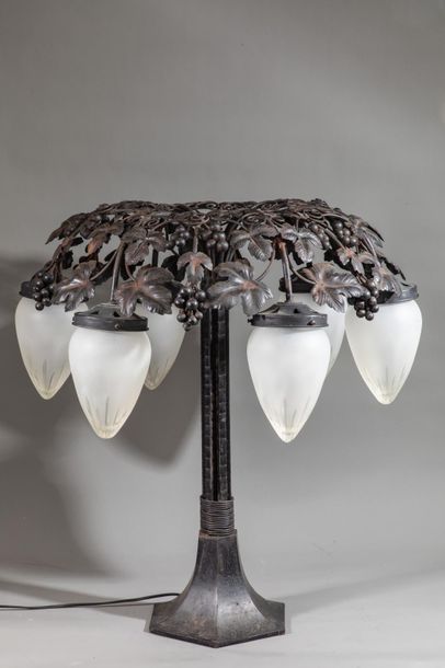 null Lampe de table en fer forgé à 6 lumières à décors ciselé de pampres de vignes...