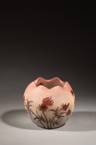 null Charles VESSIERE à NANCY - Vase ovoïde à col festonné en verre opacifié rose...