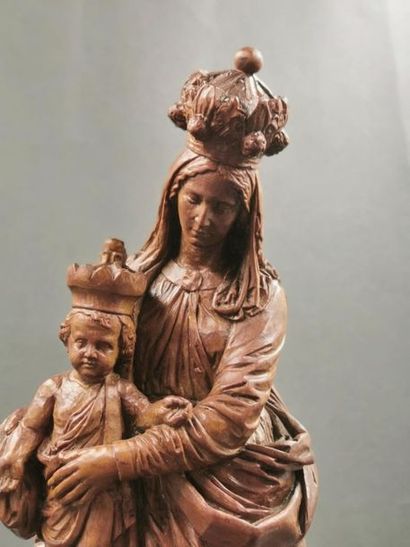 null LOT : Vierge à l'enfant couronnée en noyer naturel sculpté - Haut.: 31cm et...