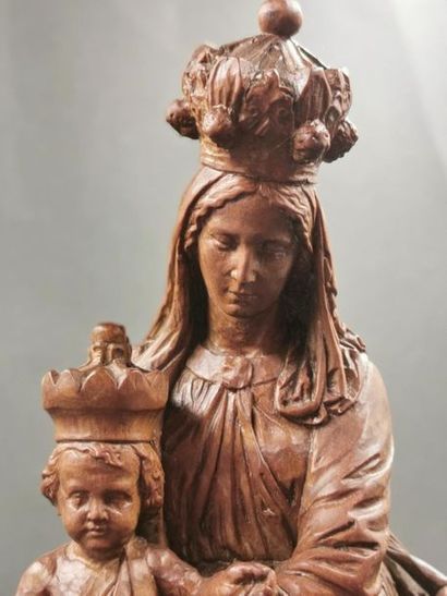 null LOT : Vierge à l'enfant couronnée en noyer naturel sculpté - Haut.: 31cm et...
