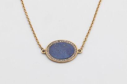 null Collier en or jaune 18k orné d'un médaillon ovale en lapis lazuli entouré de...