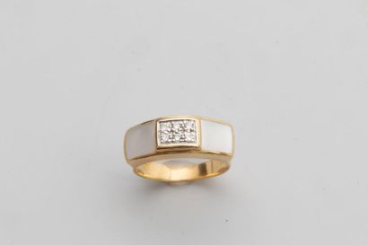 null Bague en or jaune 18k surmontée de nacre et d'un petit pavage de diamants en...