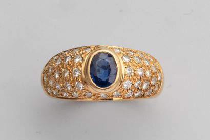 null Anneau jonc pavé de diamants en or jaune 18k surmontée d'un saphir ovale facetté...