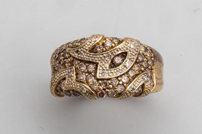 null Anneau plat en or jaune 18k pavé de diamants taille cognac à décors d'oiseaux...