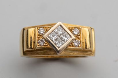 null Bague Art Déco en or jaune 18k surmontée de motifs quadrangulaires pavés de...