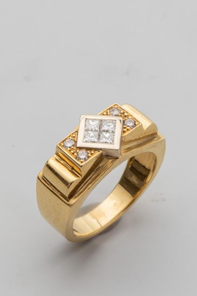 null Bague Art Déco en or jaune 18k surmontée de motifs quadrangulaires pavés de...