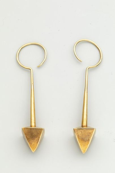 null Paire de pendants d'oreilles modernistes à motif triangulaire en or jaune 14k...