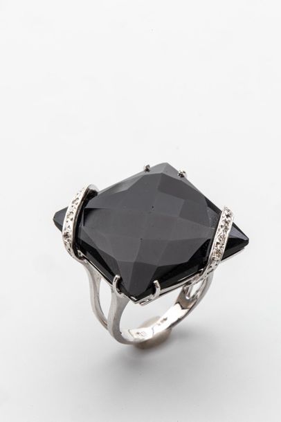 null Bague en or gris 18k surmontée d'un motif d'onyx facetté orné de deux lignes...