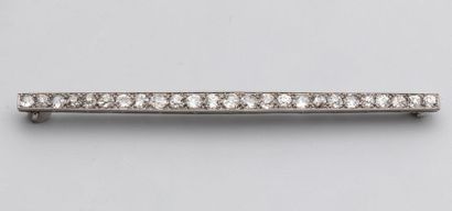 null Magnifique epingle de revers en or gris pavée de diamants taille ancienne pour...