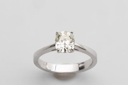 null Solitaire en or blanc 18k surmonté d'un diamant de 0,60cts environ couleur K...