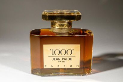 null JEAN PATOU « 1000 »
Flacon géant de décoration, titré sur fond or « 1000 Jean...
