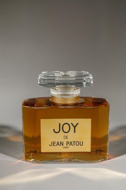 null JEAN PATOU « Joy »
Flacon géant de décoration, titré sur fond or « Joy Jean...