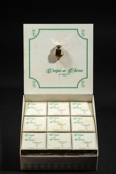 null F.MILLOT « Crêpe de Chine »
Boîte présentoir contenant 18 flacons du parfum...