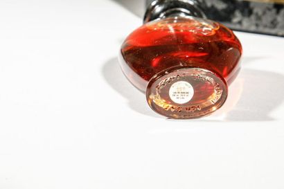 null ROCHAS « Femme »
Flacon en verre contenant 100mL d’Eau de Parfum, avec son coffret
titré...