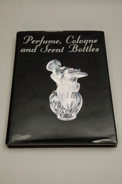 null Livre « Perfumes, Cologn, and Scent Bottles » - Auteure :
Jacquelyne. Y. Jones...