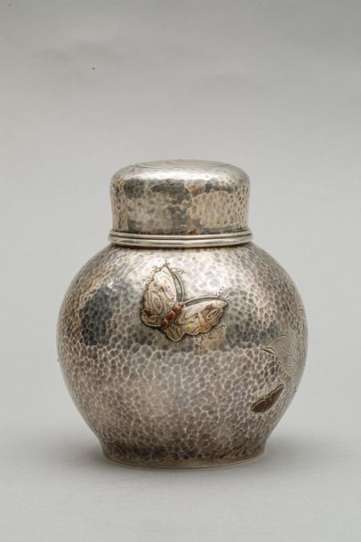 null TIFFANY CO 
Exceptionnel Flacon à thé ovoïde en argent martelé, circa 1880
Tiffany...