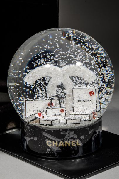 null CHANEL - Boule à neige figurant le logo et cadeau de la maison - Dans son coffret...