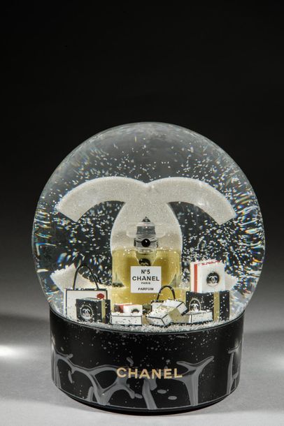 null CHANEL - Boule de neige XXL motorisée figurant Logo, Parfum, Cadeaux de la maison...