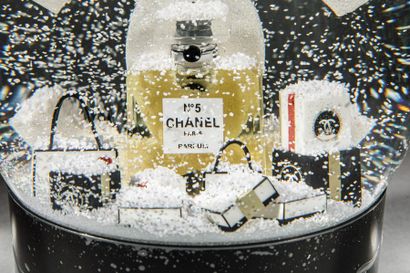 null CHANEL - Boule de neige XXL motorisée figurant Logo, Parfum, Cadeaux de la maison...
