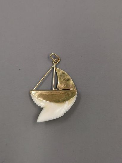 null Pendentif "dent de requin", monture en or jaune 18k figurant un voilier - PB...