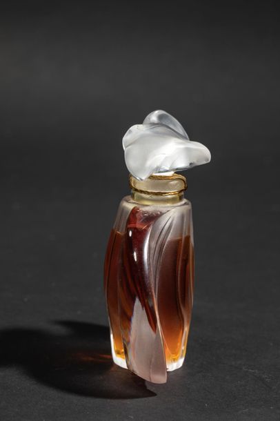 null NINA RICCI « L’Air du Temps »
Flacon en cristal signé « Lalique ». Flacon modèle...