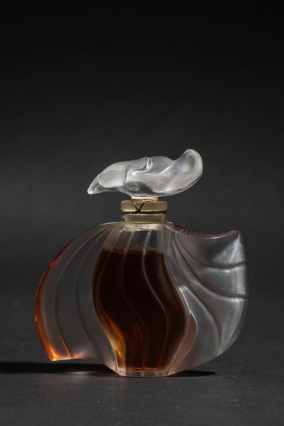 null NINA RICCI « L’Air du Temps »
Flacon en cristal signé « Lalique ». Flacon modèle...