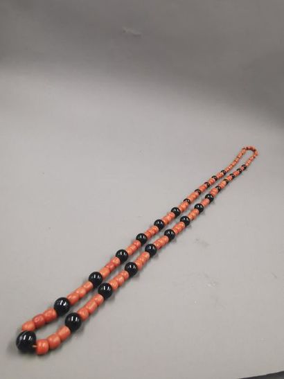 null Long collier de perles de Corail et boules d'Onyx - Longueur : 70cm