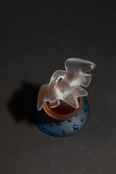 null NINA RICCI « L’Air du Temps »
Flacon en cristal signé « Lalique », flacon modèle...