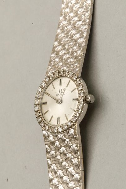 null OMEGA - Bracelet montre de femme en or blanc 18K - Boitier de forme ronde, fond...
