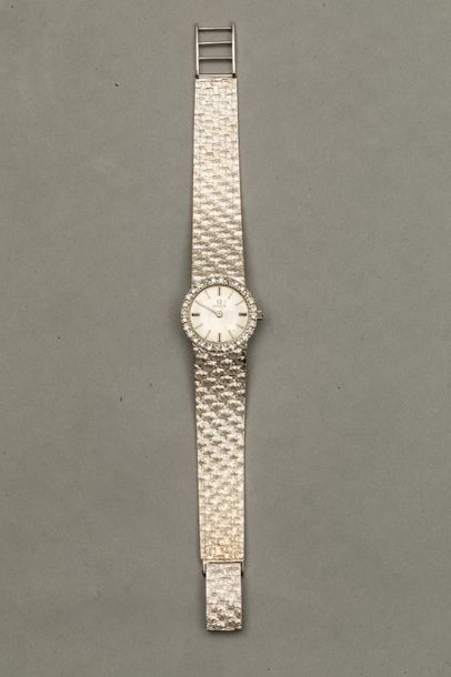 null OMEGA - Bracelet montre de femme en or blanc 18K - Boitier de forme ronde, fond...