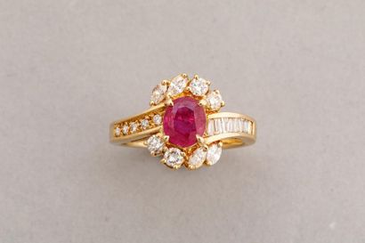 null Bague marguerite stylisée en or jaune 18k ornée d'un rubis de 1ct environ dans...