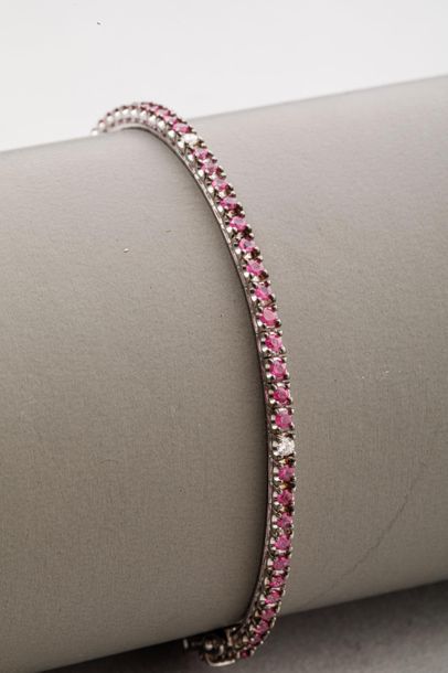 null Bracelet ligne souple en or blanc 18K serti de rubis alternés de 4 diamants...