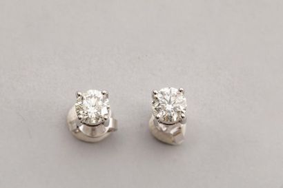 null Paire de clous d'oreilles en or blanc 18k surmontés de diamants blancs de 0,50cts...