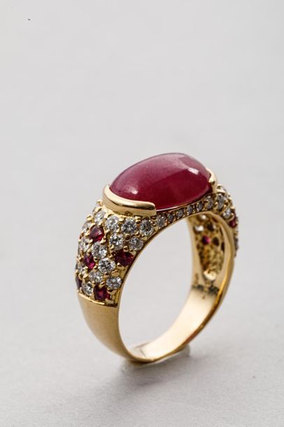 null Bague Jonc en or jaune 18K surmontée d'un cabochon de rubis dans un entourage...