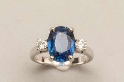 null Bague en or blanc 18k ornée d'un Saphir ovale de 5cts environ épaulé de deux...