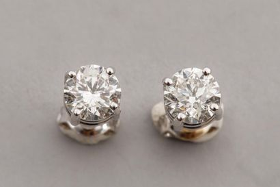 null Paire de clous d'oreilles en or blanc 18k surmontés de diamants de 1ct chacun...