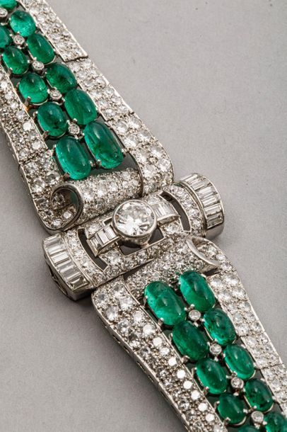 null Magnifique bracelet articulé Art Déco en platine ajouré serti d'un diamant principal...