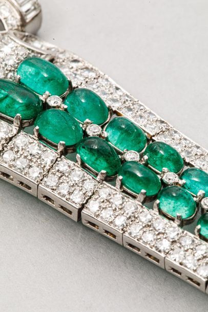 null Magnifique bracelet articulé Art Déco en platine ajouré serti d'un diamant principal...