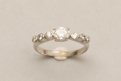 null Bague anneau en or gris 18K et argent sertie d'un diamant ovale épaulé de six...