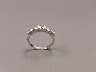 null Bague anneau en or gris 18K et argent sertie d'un diamant ovale épaulé de six...