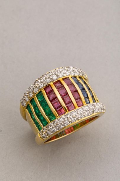 null Bague bandeau en or jaune 18k composé de lignes d'Emeraudes, Rubis et Saphirs...