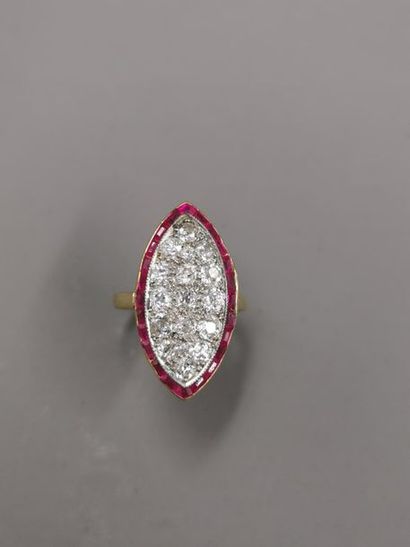 null Importante bague marquise en or jaune 18k pavée de diamants dans un entourage...